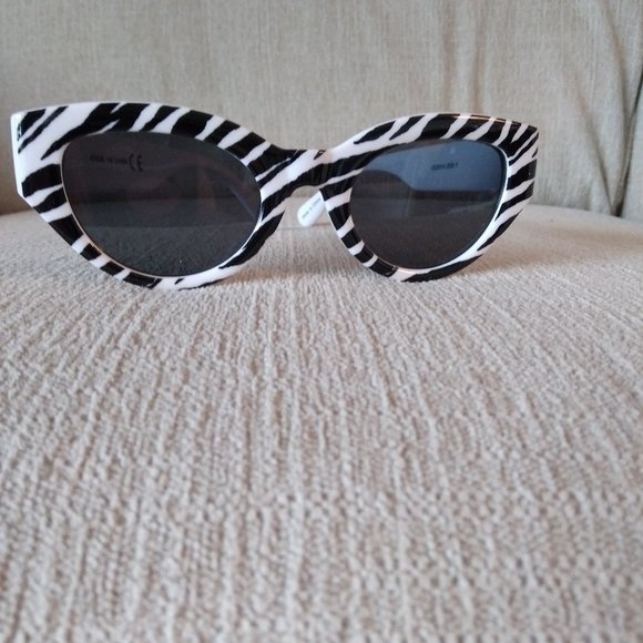 Unique Vintage Accessories - Zebra Cat Eye Retro Pinup Sunglasses